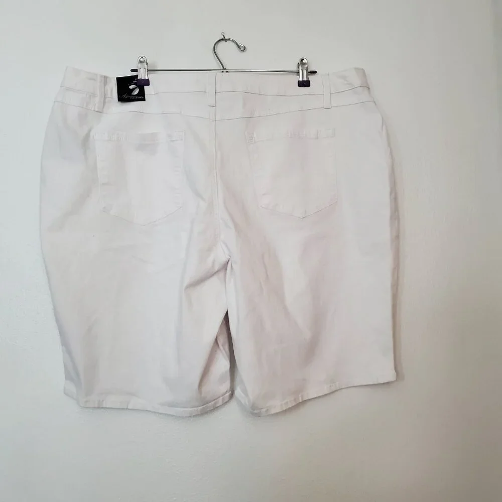 Women's Plus Size Bemuda Shorts 24W Set of 2 White A3 & Green St Johns Bay